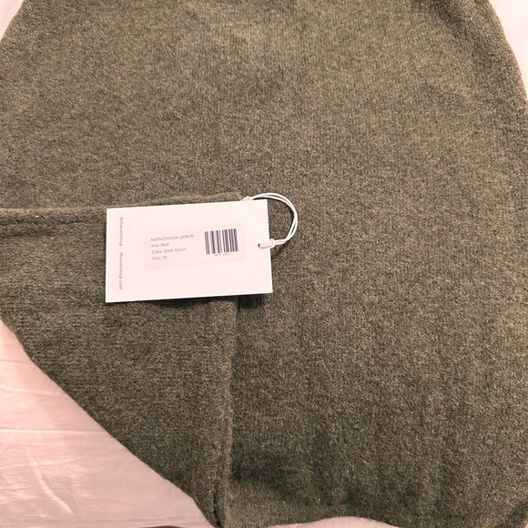Elegant Olive Green Women's Knit Skirt - NWT - Size M - Picture 1 of 2